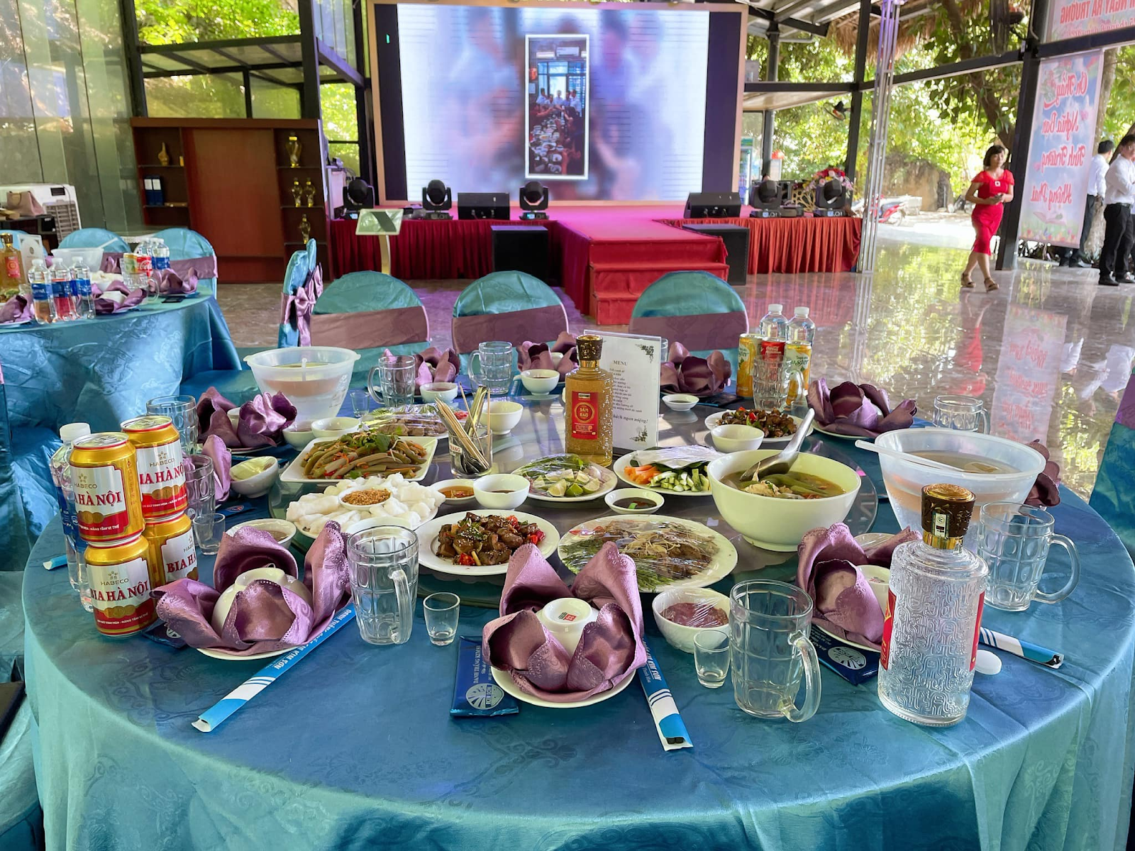 Nhà hàng ven Động Tiên Sơn Thanh Hóa – không gian tiệc rộng rãi, mâm cỗ đặc sản địa phương phù hợp liên hoan dịp lễ Tết.