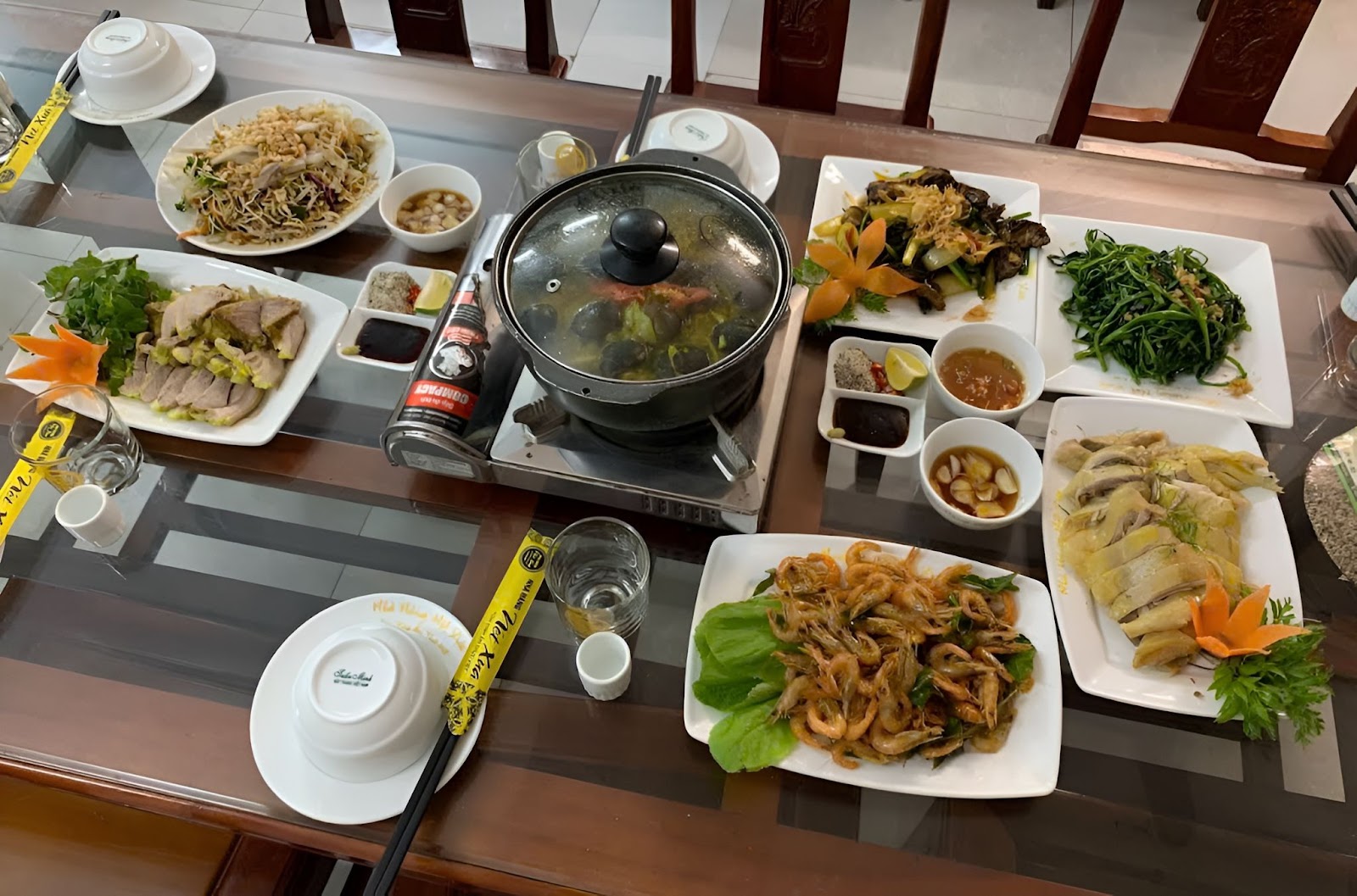 Thưởng thức đặc sản Thanh Hóa tại khu vực ven Động Tiên Sơn với mâm cơm đậm vị địa phương.