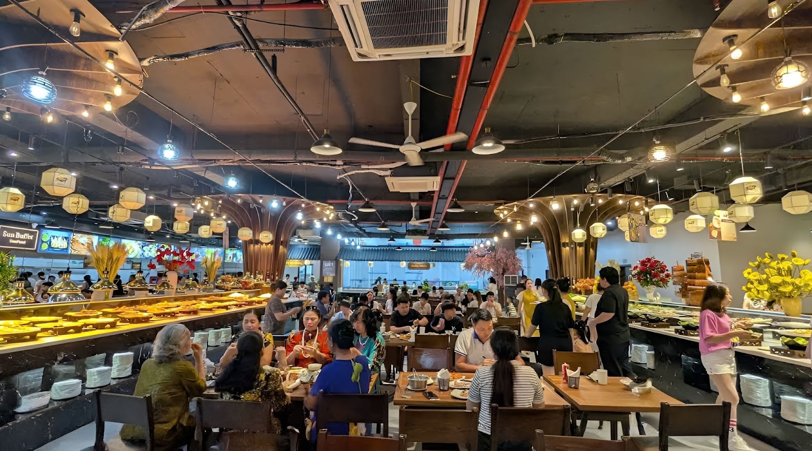 Không gian quán buffet lẩu - nướng Thanh Hóa rộng rãi, quầy line đa dạng món, đông vui nhộn nhịp dịp lễ Tết.