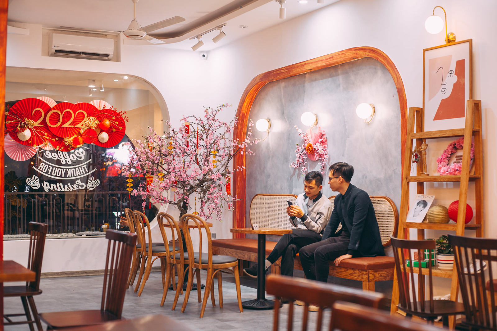 Không gian quán cafe ấm cúng, decor Tết tinh tế, lý tưởng gặp gỡ bạn bè và check-in đầu xuân.