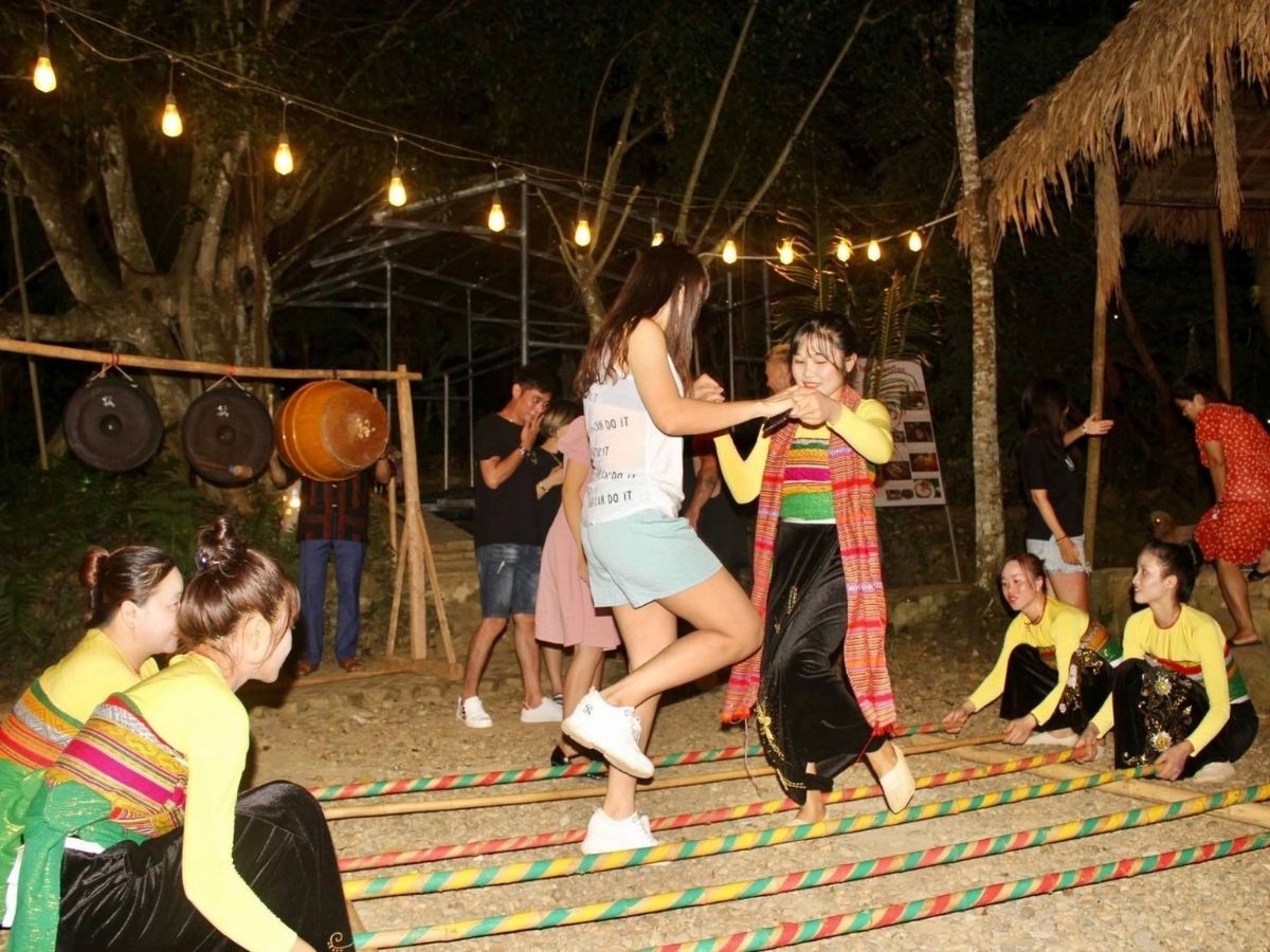 Trải nghiệm du lịch sinh thái tại Pù Luông, hòa mình vào đời sống bản địa. 