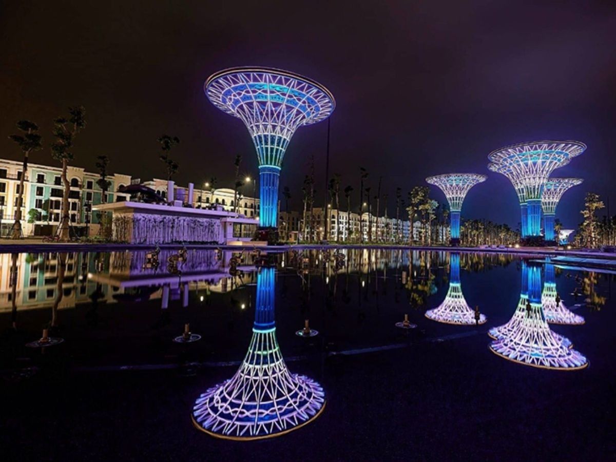 Không gian quảng trường biển Sầm Sơn trình diễn ánh sáng buổi tối.