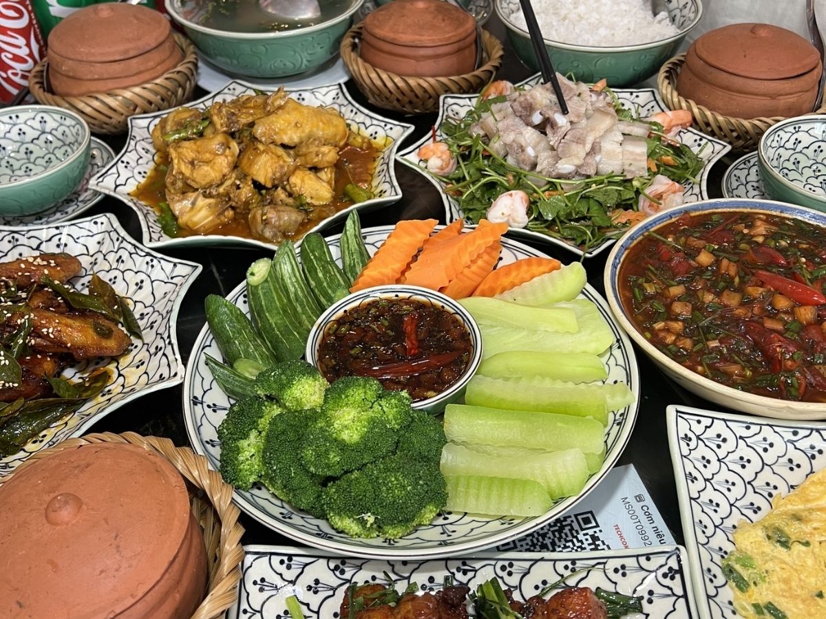 Nhà hàng cơm niêu Thanh Trúc mở cửa xuyên Tết âm lịch phục vụ du khách.