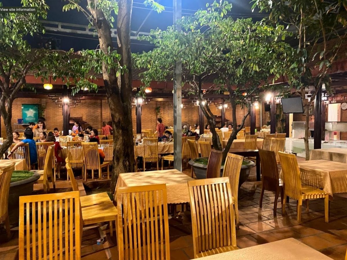 Chọn nhà hàng phù hợp với khẩu vị và có không gian thoáng đãng để nhóm bạn ngồi dịp Tết. 