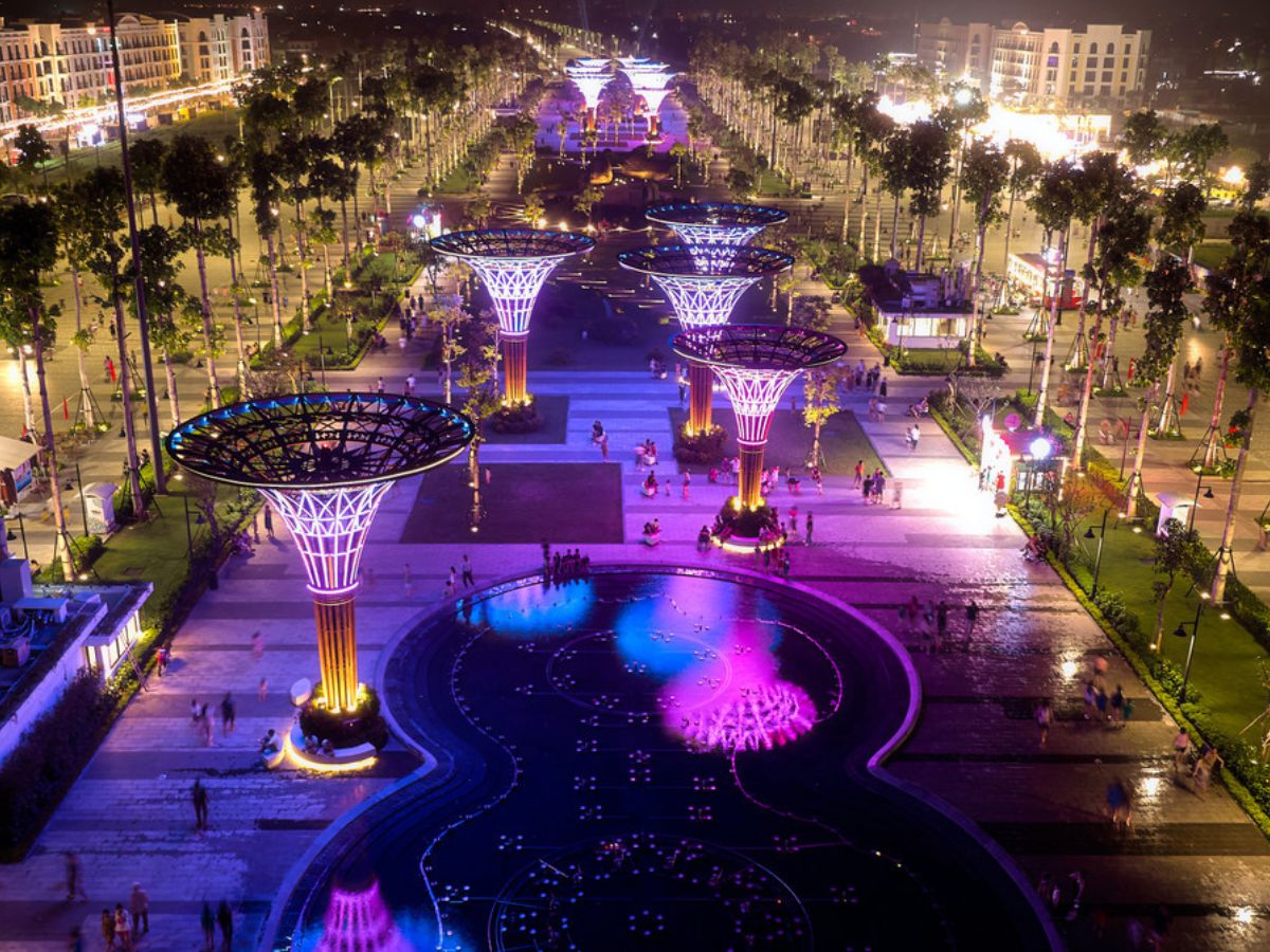 Du khách tản bộ tại quảng trường biển Sầm Sơn trong tiết trời se lạnh. Du khách tản bộ tại quảng trường biển Sầm Sơn trong tiết trời se lạnh.