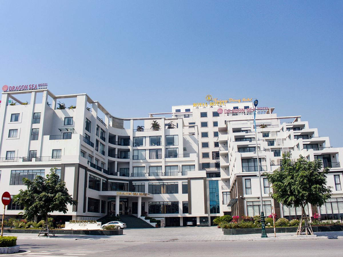 Du khách có thể chọn lưu trú ở khu vực trung tâm hoặc các khu vực yên tĩnh tại phố biển. 