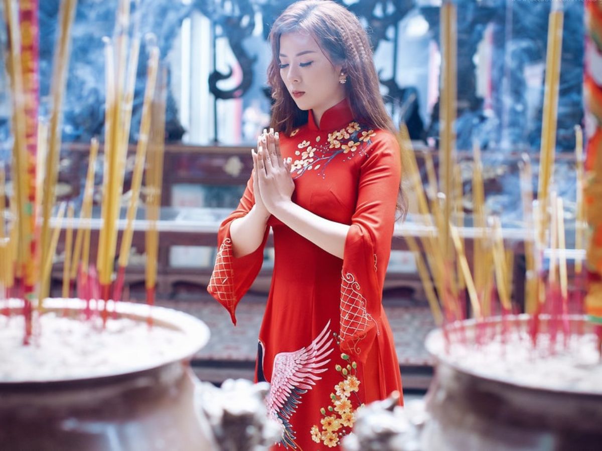 Du khách mặc trang phục mang sắc xuân khi viếng chùa tại Sầm Sơn và giữ thái độ tôn trọng nơi linh thiêng.