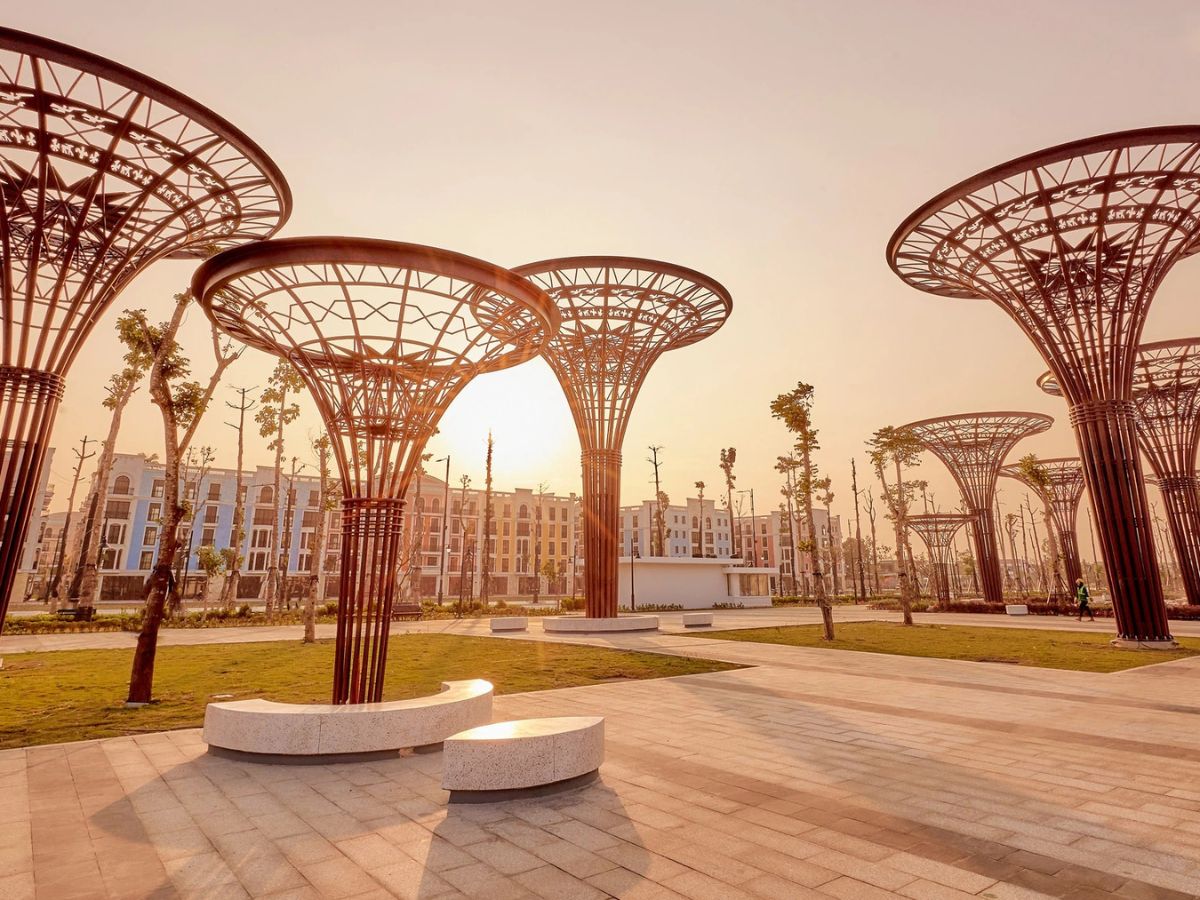 Quảng trường biển Sầm Sơn là nơi thư giãn cho du khách tại phố biển. 