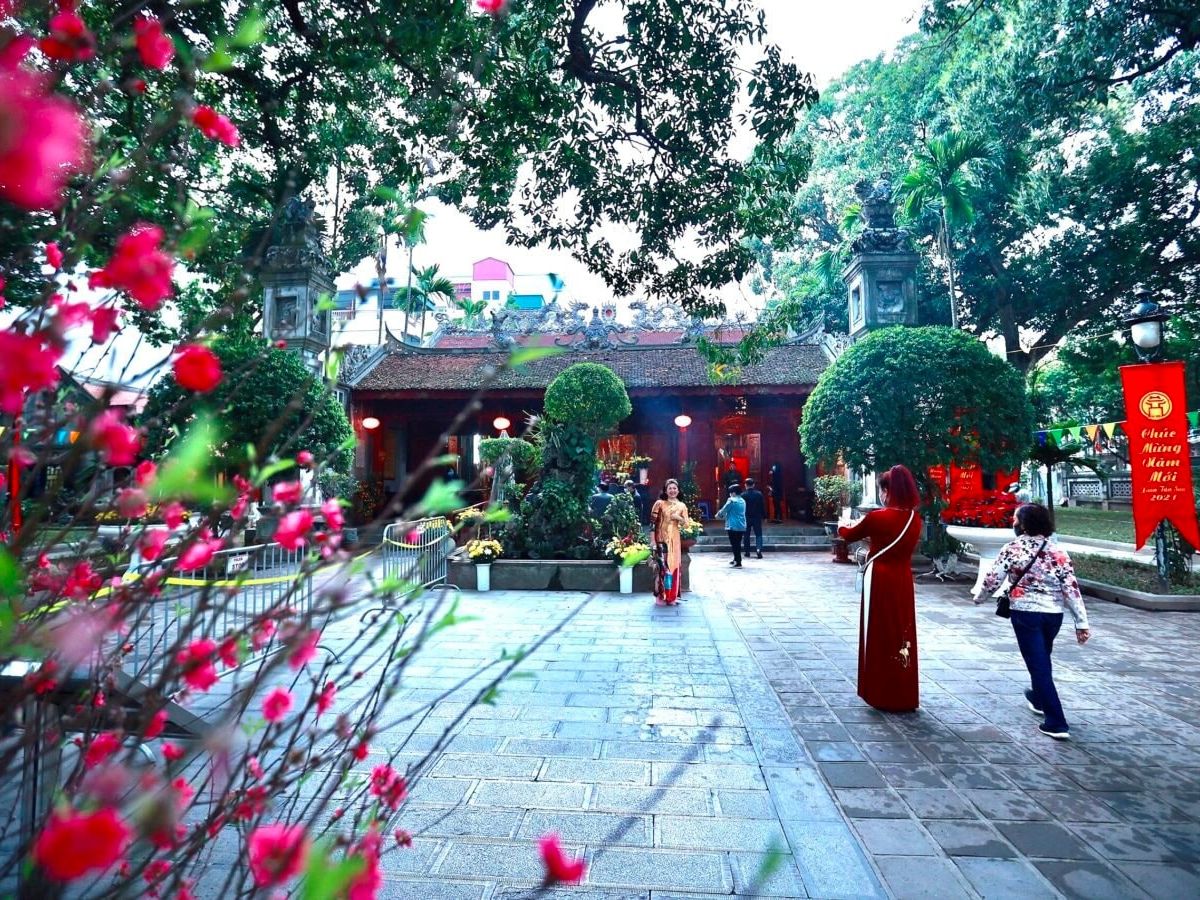 Du khách đi chùa đầu năm cầu bình an, sức khỏe. 