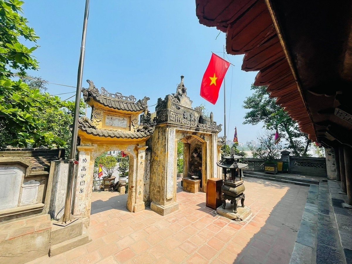 Đền Độc Cước gắn liền với truyền thuyết về vị thần một chân bảo vệ làng chài ven biển.