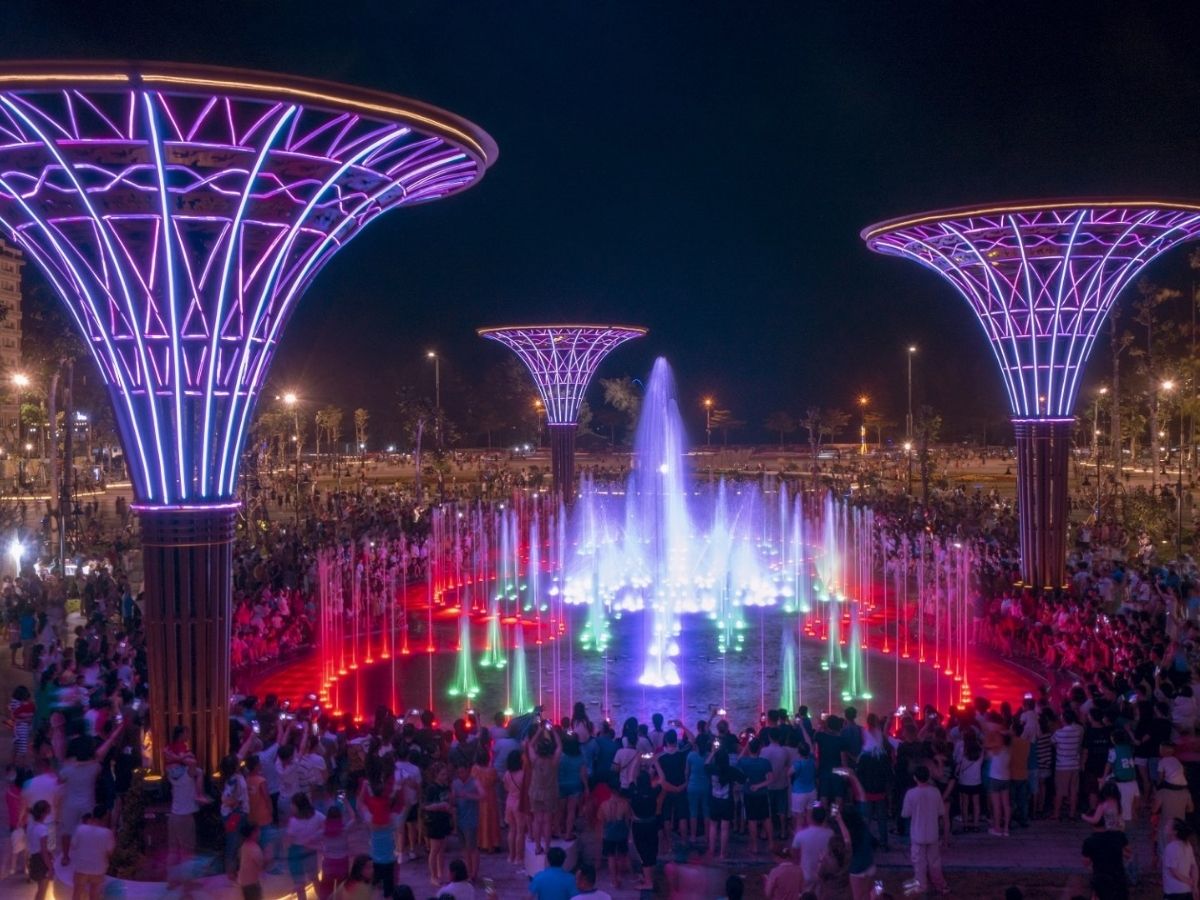 Quảng trường biển Sầm Sơn biểu diễn nhạc nước thu hút nhiều du khách và người dân địa phương.