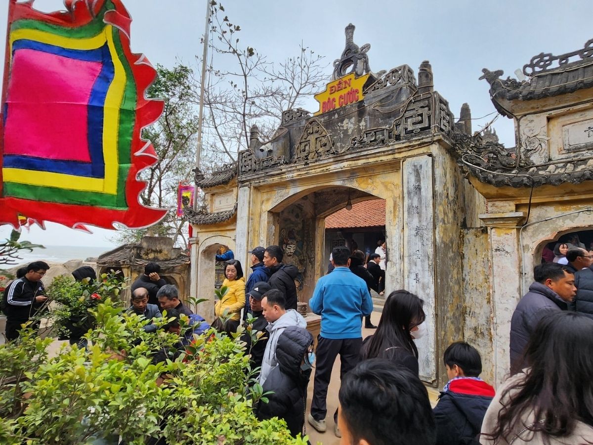 Đi lễ đền Độc Cước Sầm Sơn Tết là nét sinh hoạt văn hóa quen thuộc của người dân địa phương. 