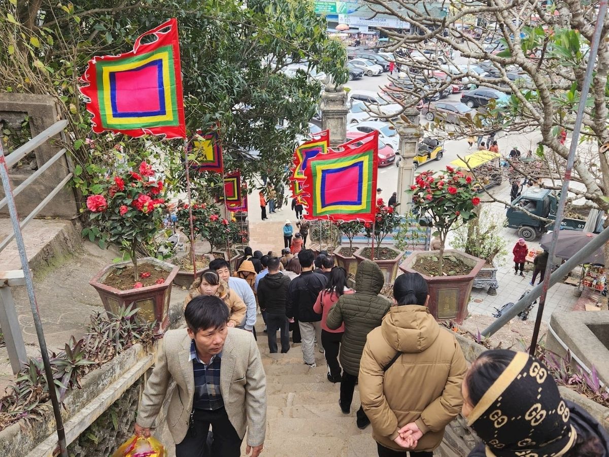 Trải nghiệm du xuân đi lễ đầu năm tại Đền Độc Cước Sầm Sơn. 