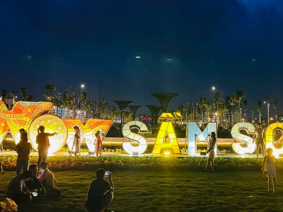 Du khách dạo quảng trường biển Sầm Sơn lung linh ánh đèn và cảm nhận không khí đầu xuân vui nhộn tại phố biển.