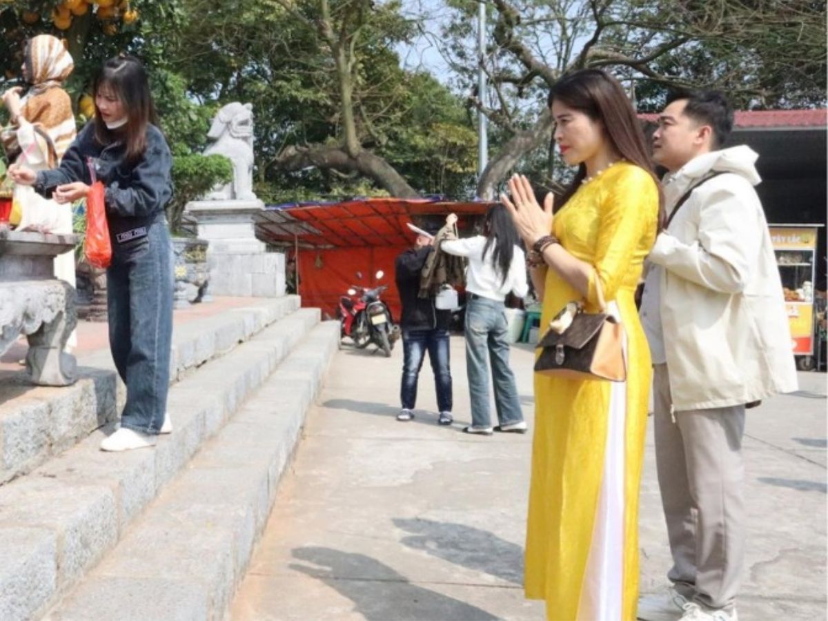 Du khách du xuân tại chùa Cô Tiên Sầm Sơn dịp Tết.