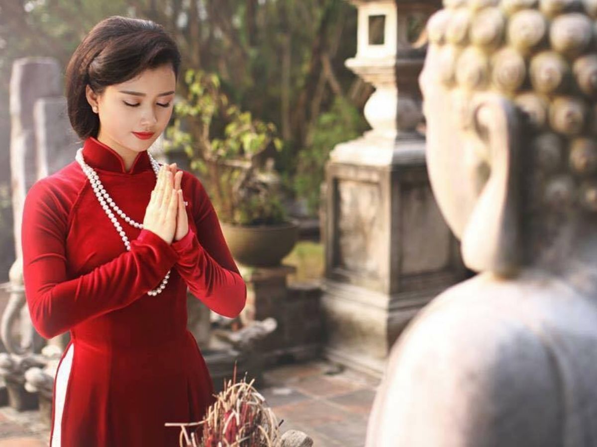 Du khách đi lễ chùa cần mặc trang phục kín đáo, phù hợp với không khí trang nghiêm, linh thiêng.