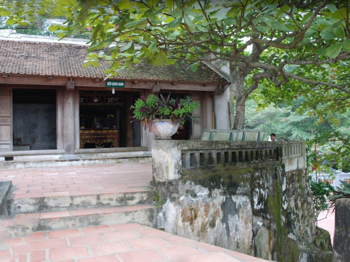 Chùa Cô Tiên Sầm Sơn nằm trên đỉnh hòn Đầu Voi.