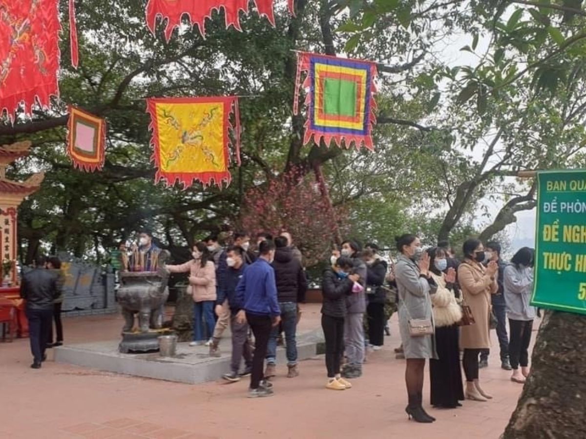 Du khách vãn cảnh chùa với tâm thế trang nghiêm, trang phục nhã nhặn.