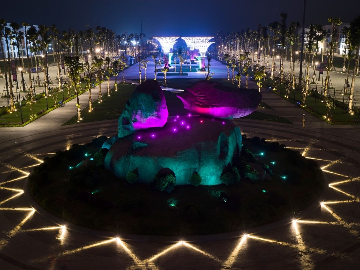 Không gian quảng trường biển Sầm Sơn với các chương trình nhạc nước, trình chiếu ánh sáng dịp Tết.