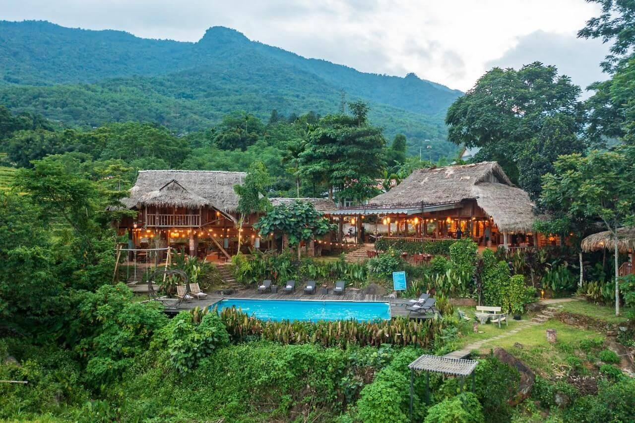 Lưu trú nhà sàn truyền thống với view nhìn tuyệt đẹp.