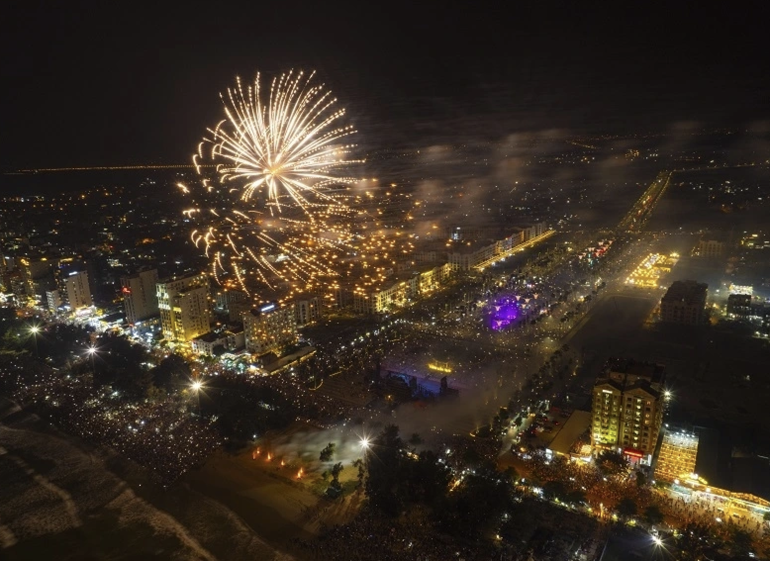 Lễ hội bắn pháo hoa mừng năm mới ở Sầm Sơn. 