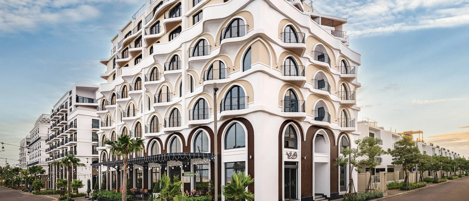 Langson Hotel nổi bật với kiến trúc hiện đại, tinh tế giữa không gian đô thị. 