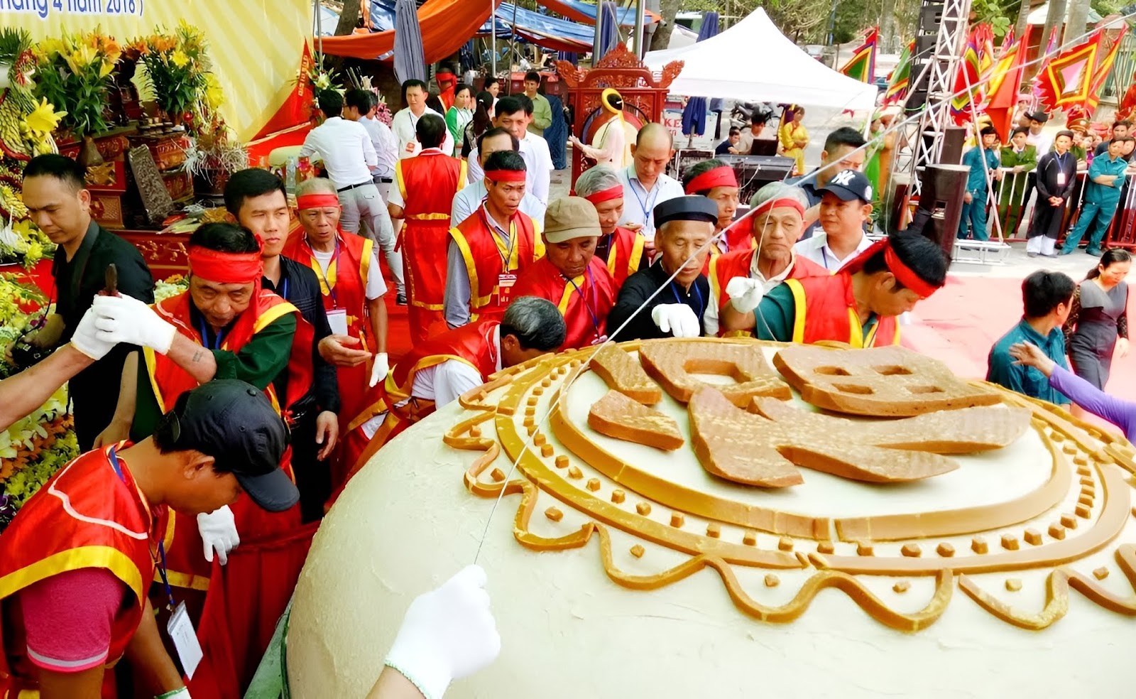 Sinh hoạt trong lễ hội tại đền Độc Cước, thể hiện nét văn hóa tín ngưỡng gắn kết cư dân vùng biển xứ Thanh.