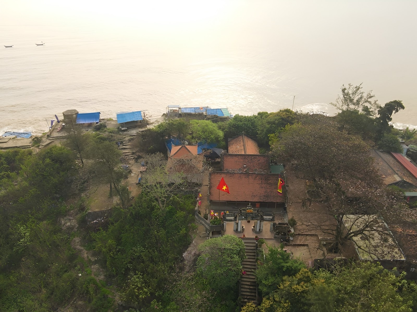 Toàn cảnh đền Độc Cước Sầm Sơn nhìn từ trên cao, nơi hội tụ vẻ đẹp núi Cổ Giải và biển Sầm Sơn thanh bình đầu xuân.