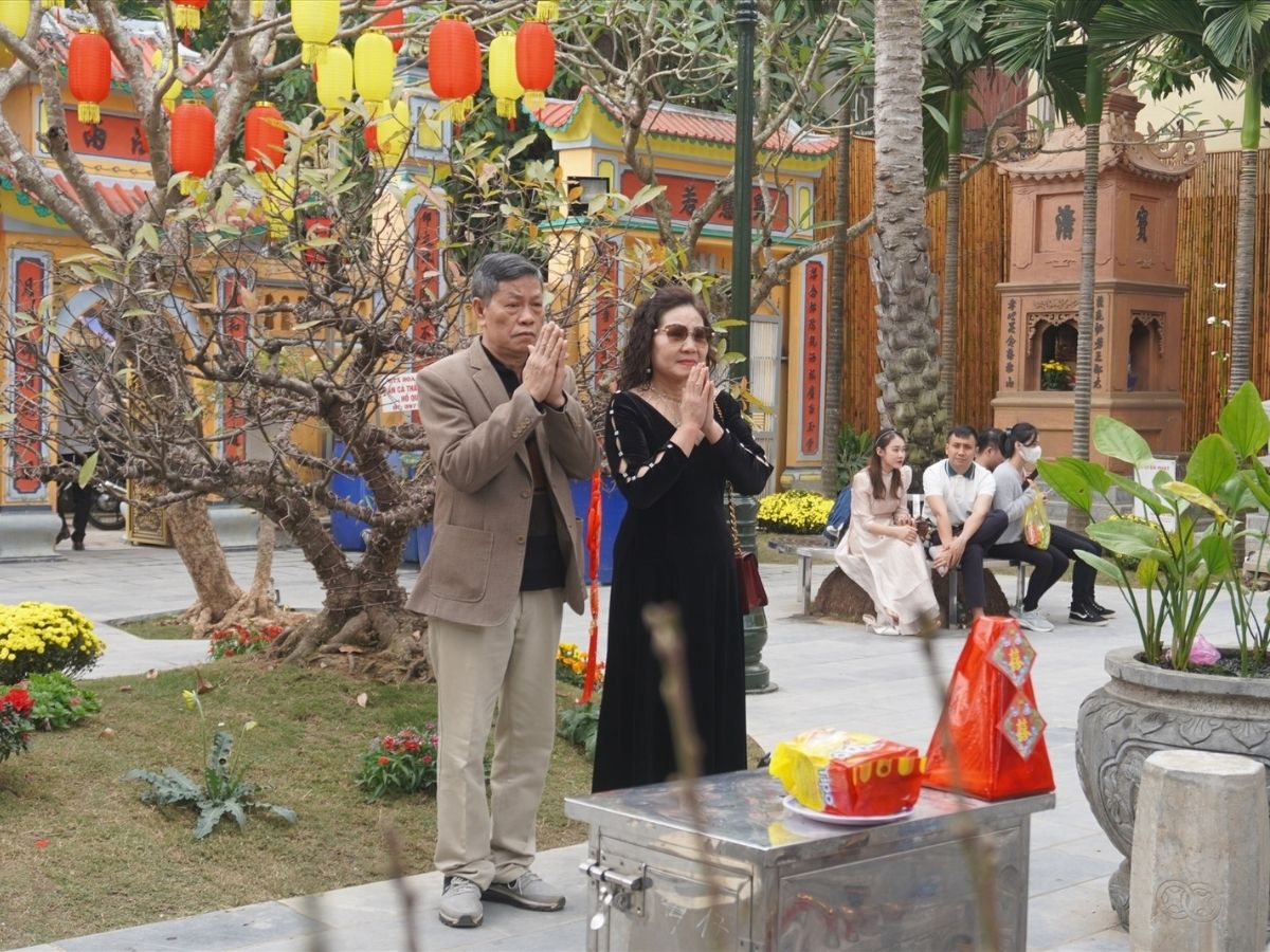 Du khách đi vãn cảnh chùa và cầu bình an tại chùa Thanh Hà. Du khách đi vãn cảnh chùa và cầu bình an tại chùa Thanh Hà.