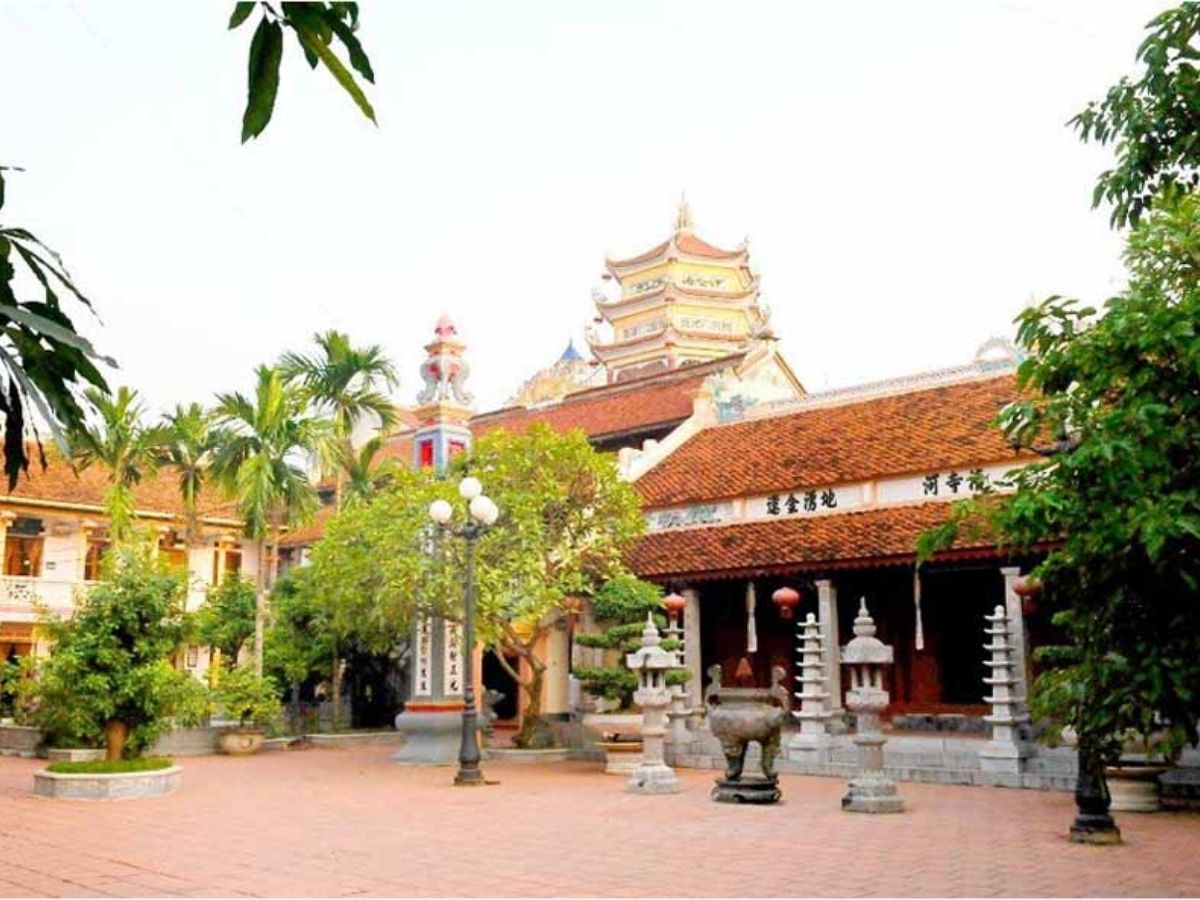 Du khách nên tôn trọng sự trang nghiêm và linh thiêng của khuôn viên chùa. Du khách nên tôn trọng sự trang nghiêm và linh thiêng của khuôn viên chùa.