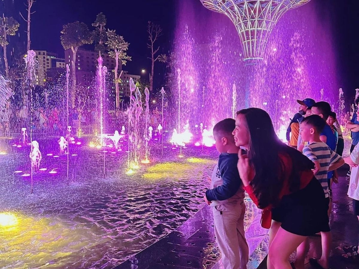 Du khách xem nhạc nước tại quảng trường biển Sầm Sơn. Du khách xem nhạc nước tại quảng trường biển Sầm Sơn.