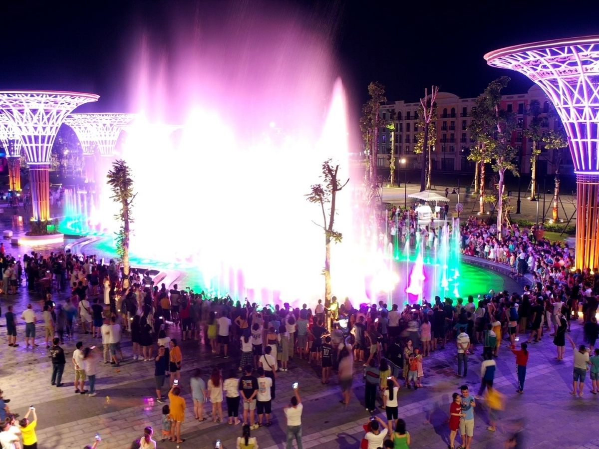 Du khách trải nghiệm không gian quảng trường biển Sầm Sơn.