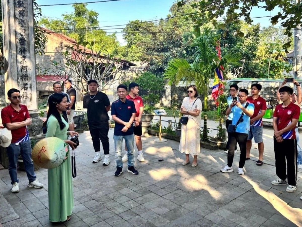 Thời tiết đầu xuân thuận lợi cho du khách tham quan thành Nhà Hồ