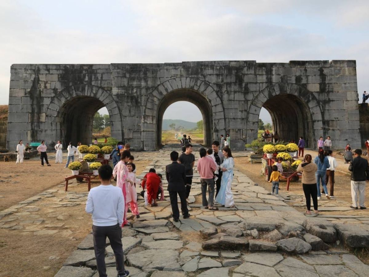 Tham quan ngắm cảnh thành Nhà Hồ cổ kính và uy nghi.