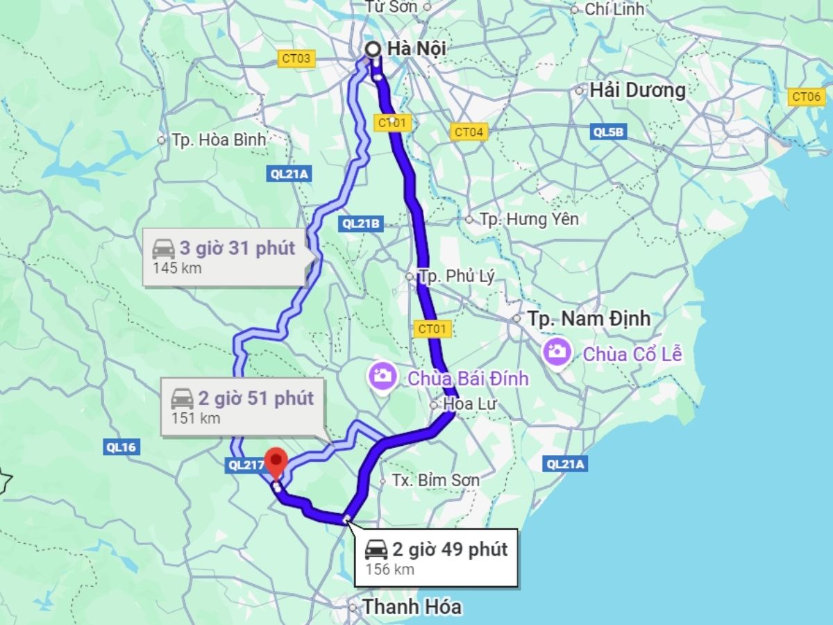 Du khách từ Hà Nội di chuyển khoảng 150 km để đến thành Nhà Hồ. 