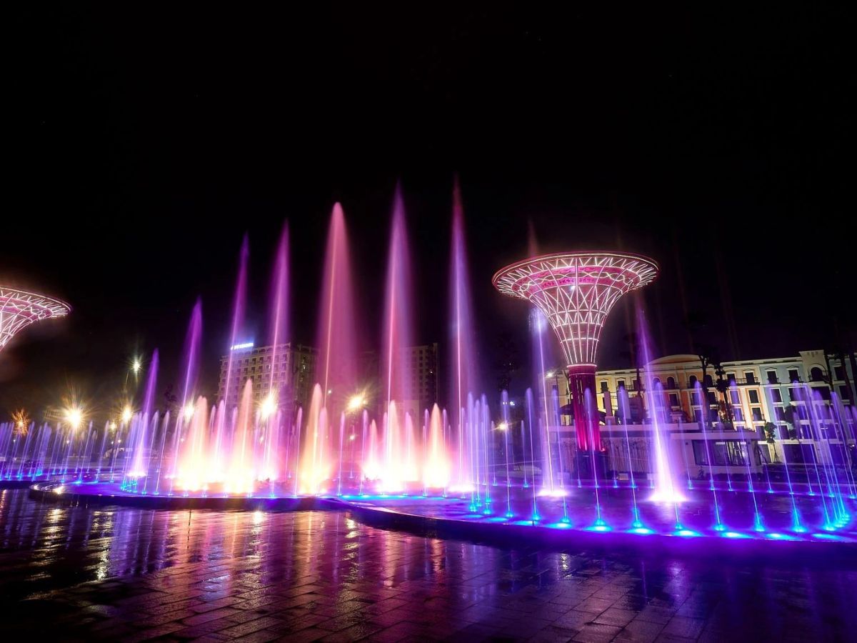 Du khách dạo quảng trường biển Sầm Sơn với trình diễn nhạc nước và ánh sáng lung linh. Du khách dạo quảng trường biển Sầm Sơn với trình diễn nhạc nước và ánh sáng lung linh.