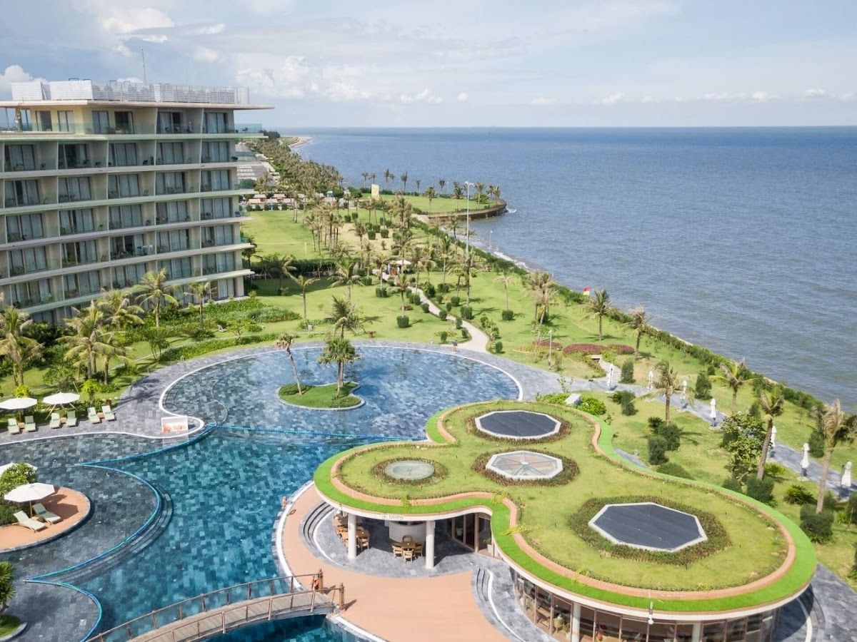 FLC Grand Hotel Sầm Sơn nổi bật trong danh sách khách sạn mở cửa phục vụ du khách dịp tết. FLC Grand Hotel Sầm Sơn nổi bật trong danh sách khách sạn mở cửa phục vụ du khách dịp tết.