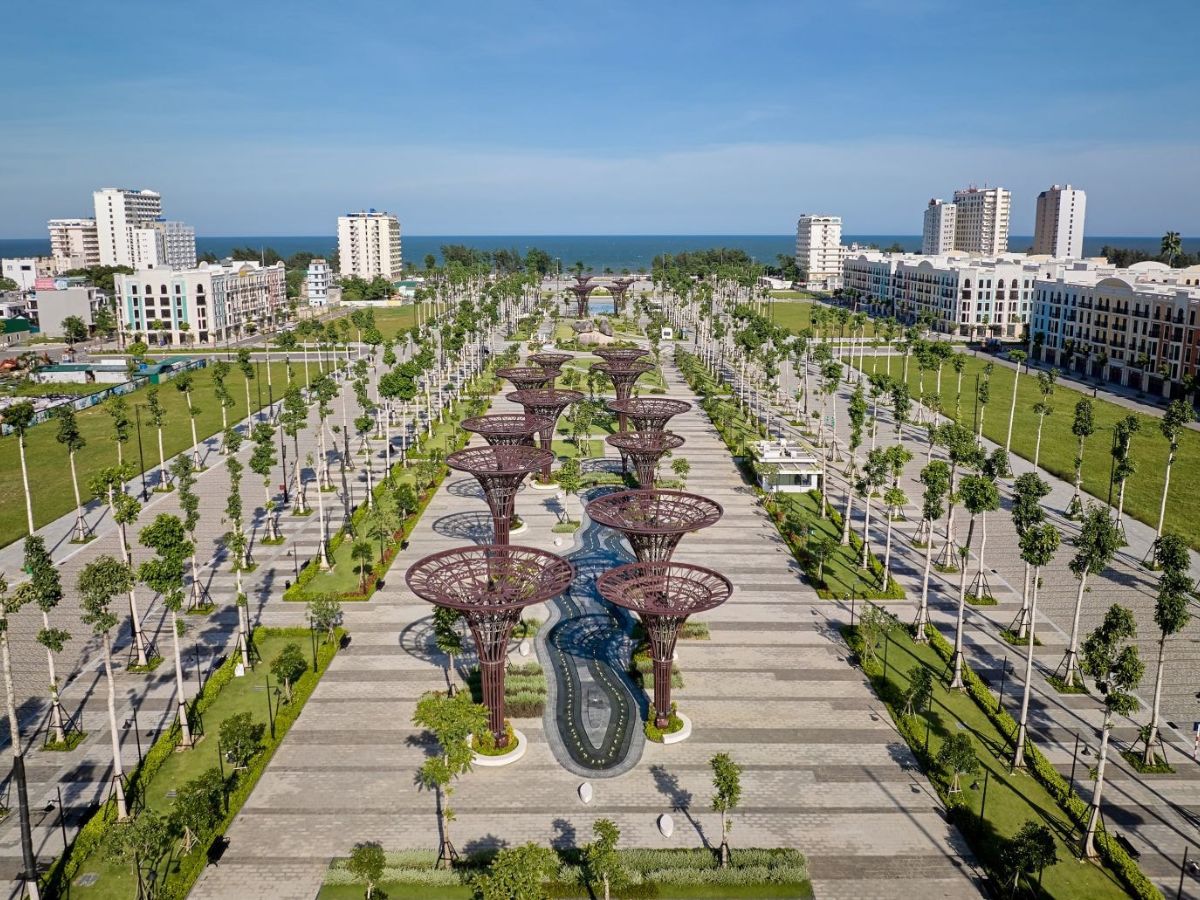 Quảng trường biển Sầm Sơn là điểm đến quen thuộc của người dân địa phương và du khách tại phố biển. Quảng trường biển Sầm Sơn là điểm đến quen thuộc của người dân địa phương và du khách tại phố biển.