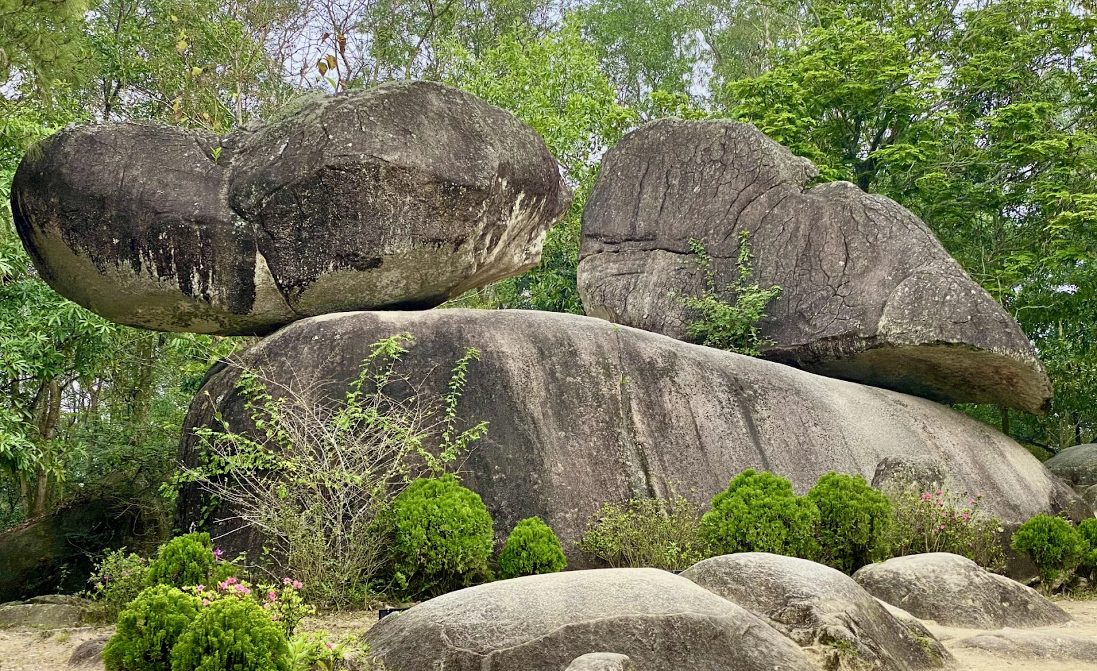 Hòn Trống Mái - biểu tượng tình yêu bền bỉ giữa biển trời Sầm Sơn.