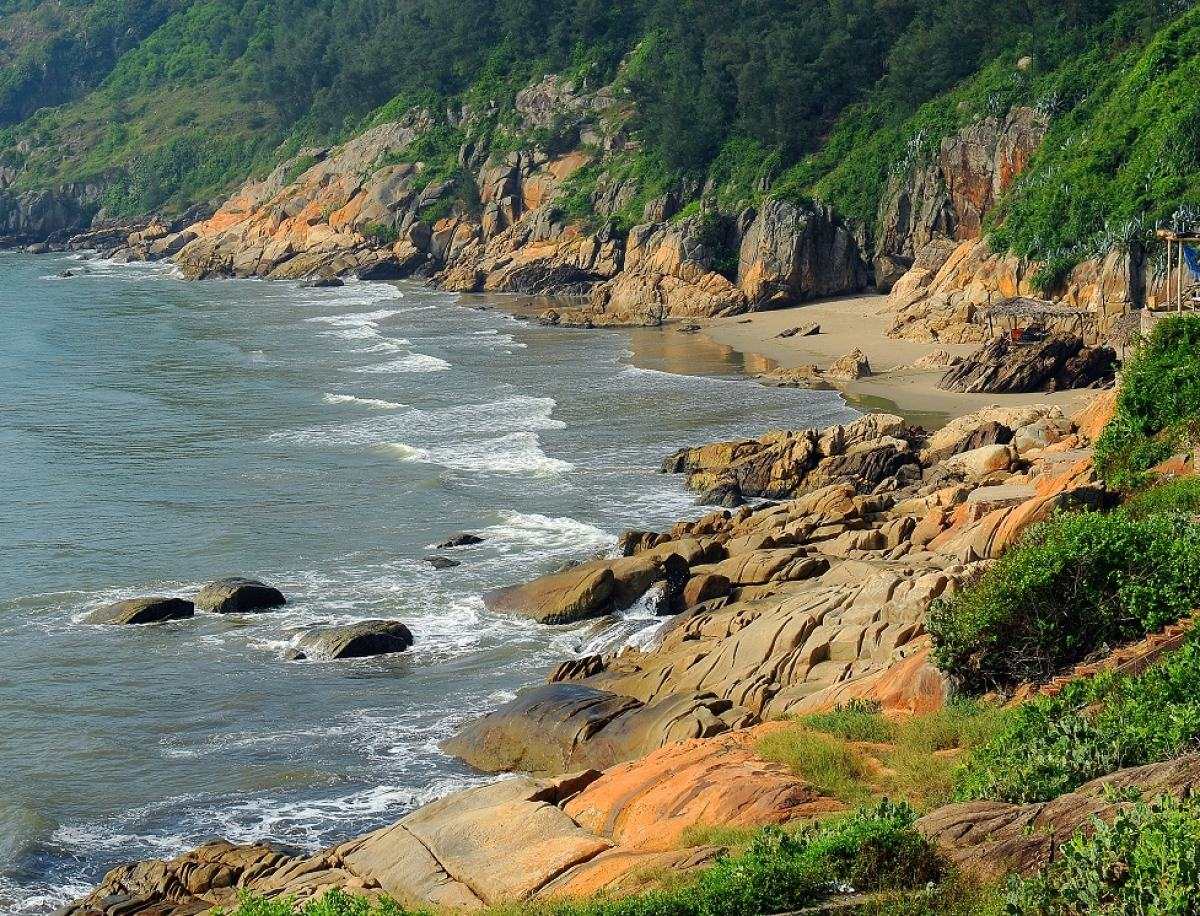 Khung cảnh đẹp như tranh trên dãy núi Trường Lệ. 