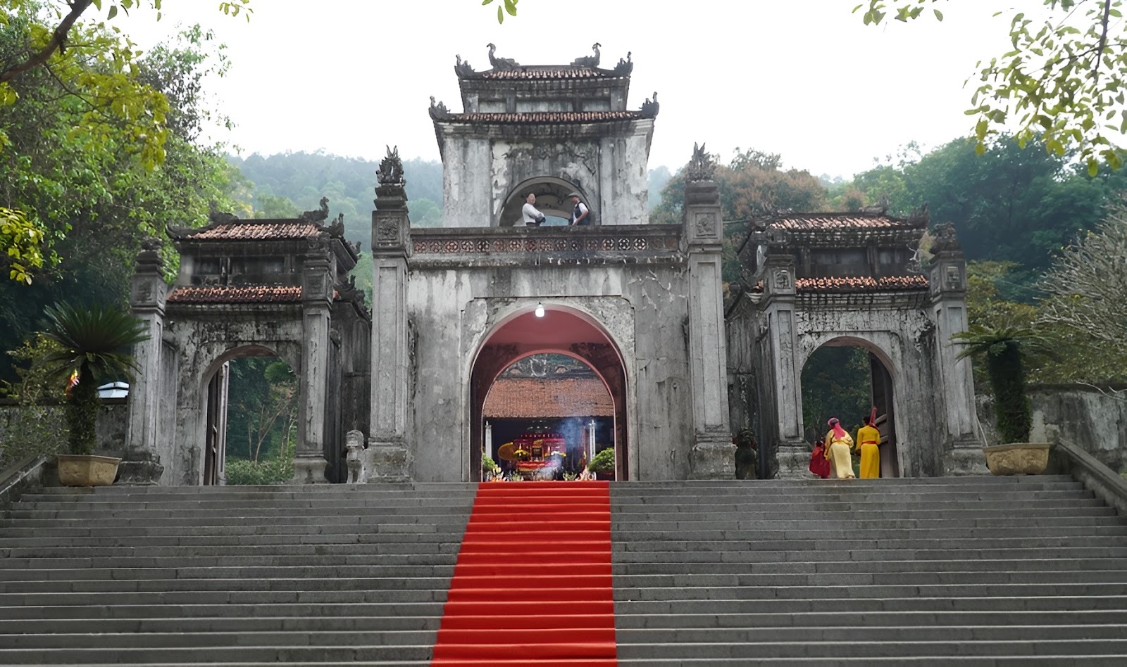 Thời tiết se lạnh dịp Tết giúp việc đi lễ đầu năm đền Bà Triệu mang không khí trang nghiêm, tĩnh lặng.