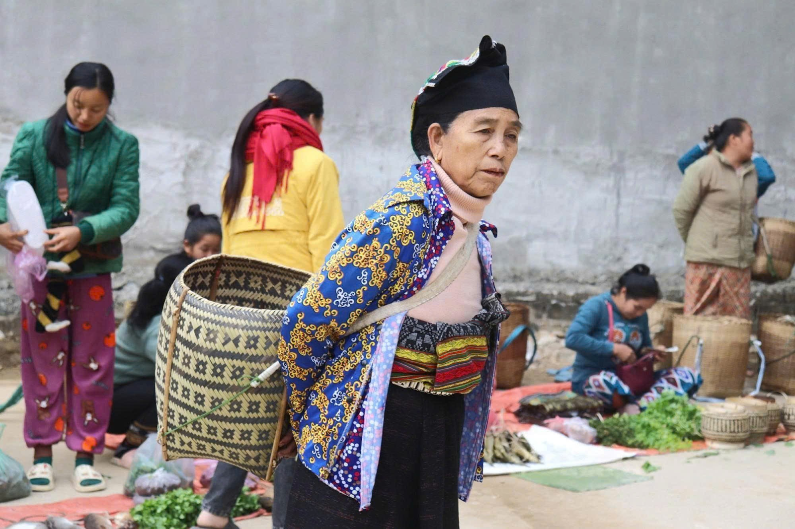 Chợ phiên Na Mèo (Quan Sơn) nhộn nhịp giao thương và văn hóa vùng biên giới. 