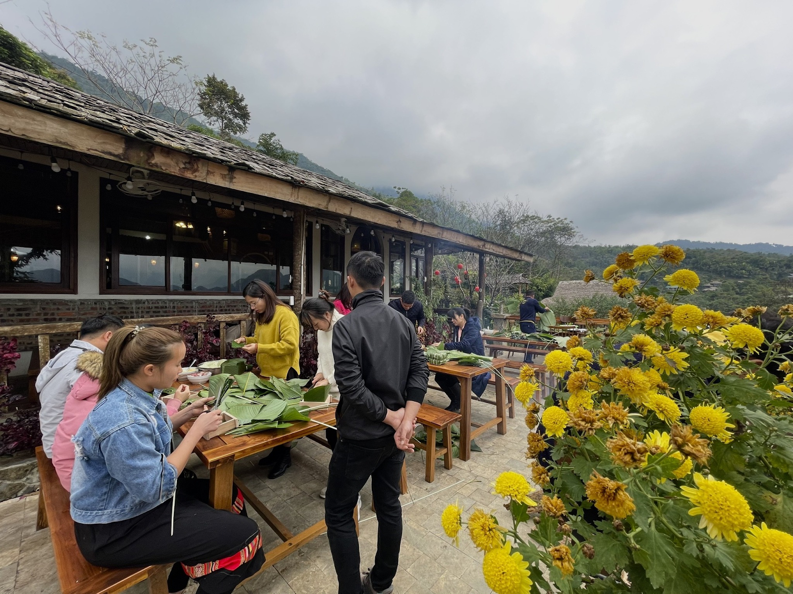 Du khách trải nghiệm gói và luộc bánh chưng tại Pù Luông Eco Garden. 