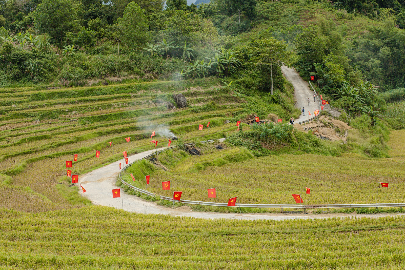 Con đường ở Bản Đôn được nhiều du khách check in và được coi là đẹp nhất ở Pù Luông hiện tại.