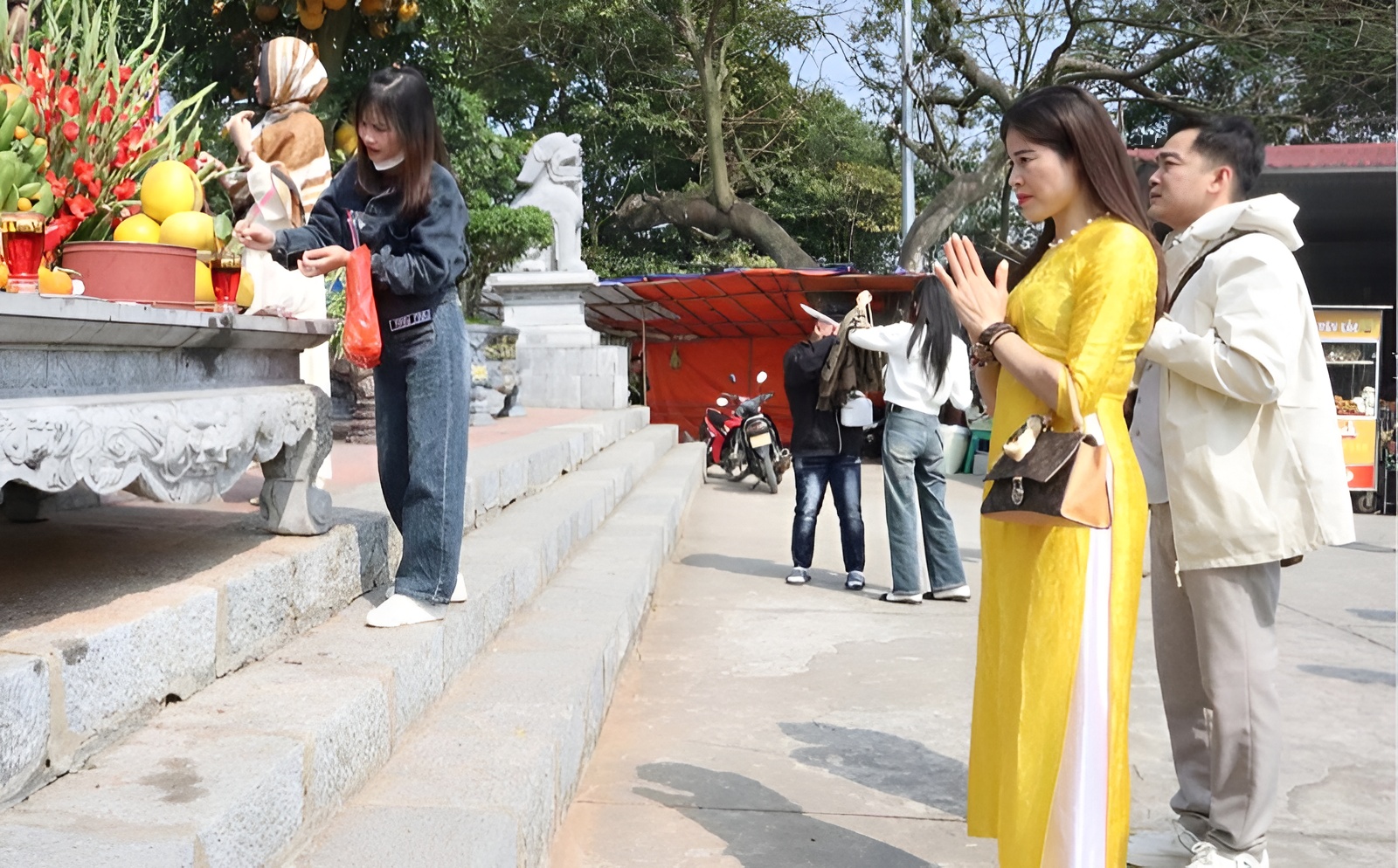 Du khách thập phương dâng hương cầu bình an đầu xuân tại đền Cô Tiên linh thiêng. 