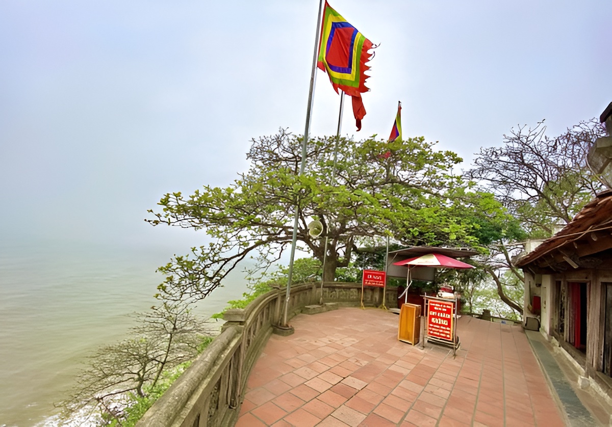 Phía dưới chân chùa Cô Tiên là biển Sầm Sơn.