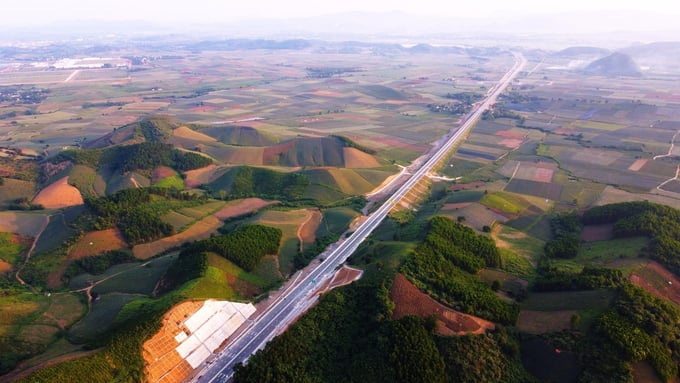 Tuyến cao tốc Bắc – Nam đoạn Mai Sơn – Quốc lộ 45 nhìn từ trên cao. 