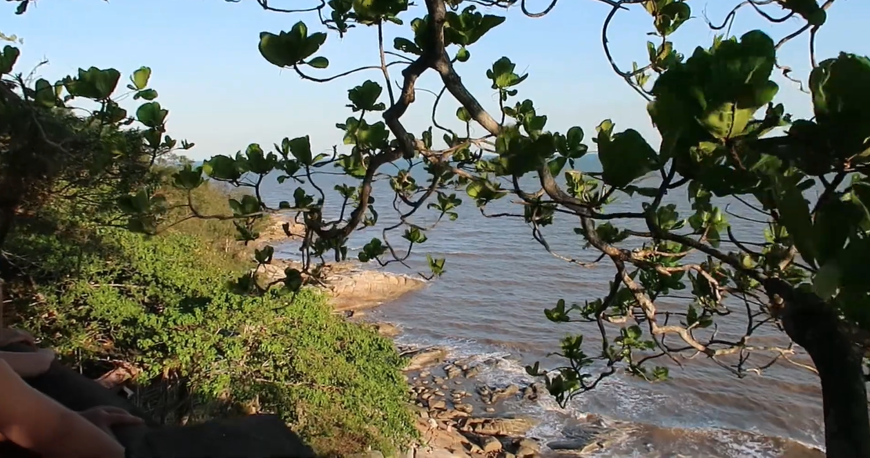 Kiến trúc cổ kính "tựa sơn hướng thủy" của chùa Cô Tiên bên bờ biển Sầm Sơn. 