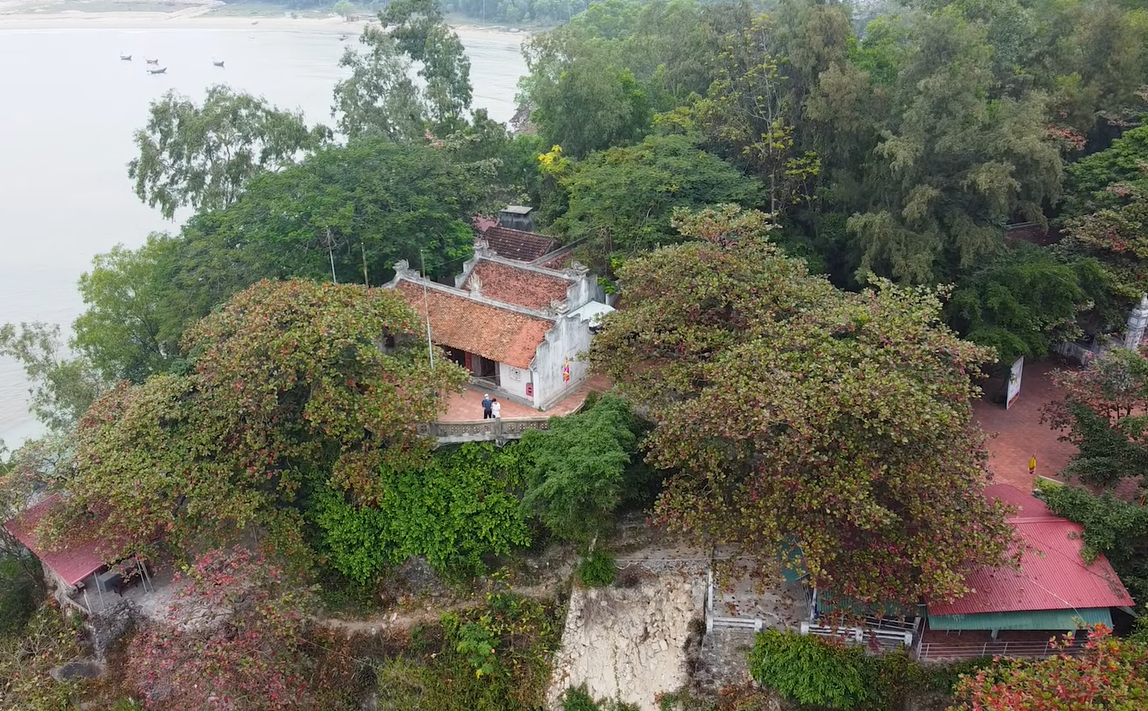 Chùa Cô Tiên Sầm Sơn xây dựng từ thời Lý với kiến trúc đặc trưng kiểu chữ “Đinh”. 