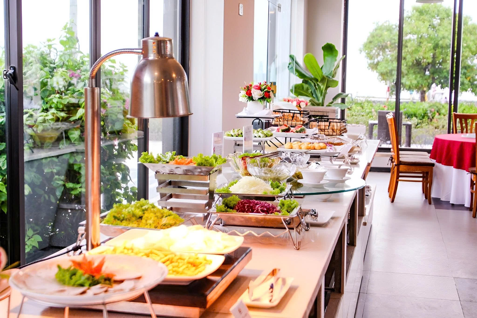 Thưởng thức bữa sáng buffet tại khách sạn với thực đơn đa dạng. 